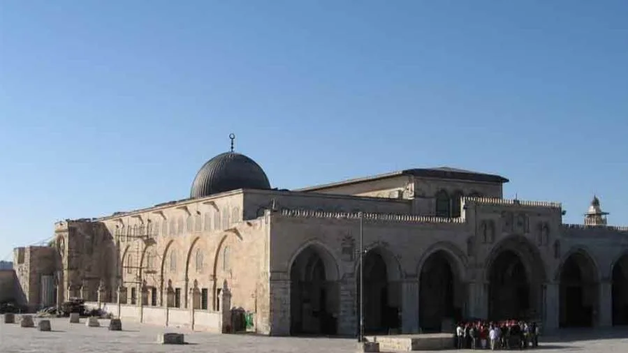 عشرات المستوطنين يقتحمون باحات المسجد الأقصى تحت حماية شرطة الاحتلال
