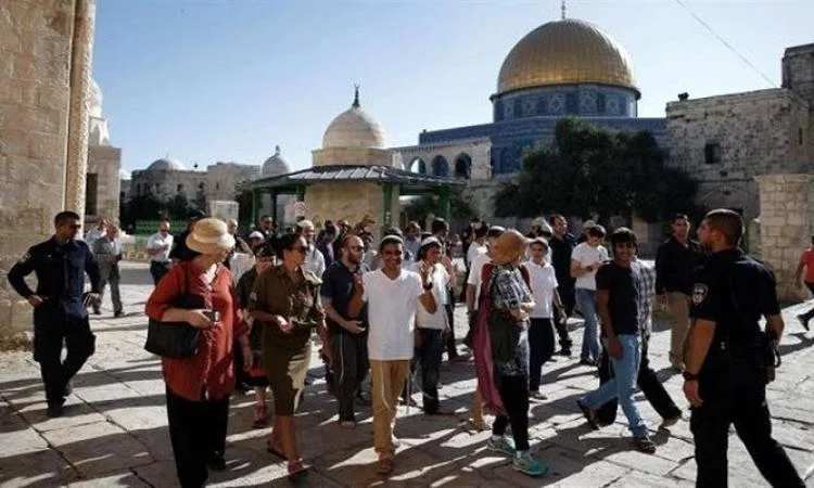 عشرات من المستوطنين يدخلون ساحات المسجد الأقصى برفقة قوات الاحتلال. عشرات من المستوطنين يدخلون ساحات المسجد الأقصى برفقة قوات الاحتلال.