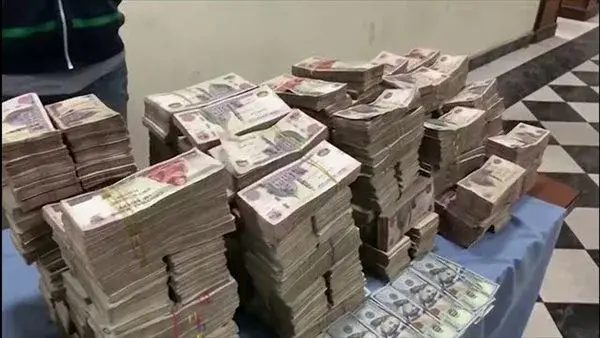 عصابة تسرق أموال المواطنين عن طريق انتحال صفة مسؤولي خدمة العملاء بالبنوك