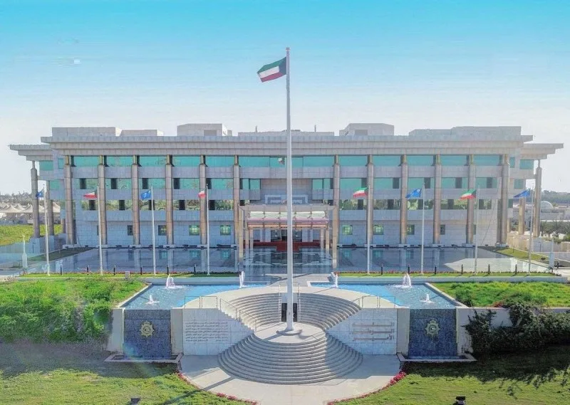 عضو عسكري متقاعد يُسجن 7 سنوات في الكويت بسبب تزوير الجنسية الكويتية لشخص متوفي. عضو عسكري متقاعد يُسجن 7 سنوات في الكويت بسبب تزوير الجنسية الكويتية لشخص متوفي.