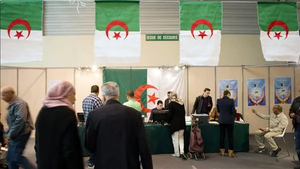 عقوبة 10 سنوات سجن لثلاثة جزائريين أعلنوا نيتهم الترشح للانتخابات الرئاسية (التفاصيل) عقوبة 10 سنوات سجن لثلاثة جزائريين أعلنوا نيتهم الترشح للانتخابات الرئاسية (التفاصيل)