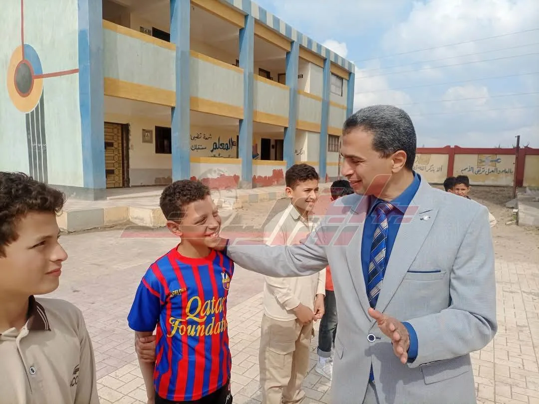 علاء جودة يفاجئ مدارس بيلا بجولة تفقدية