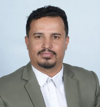 علي العيزري: الترجمة الأدبية بين الشغف والصعوبات المستمرة علي العيزري: الترجمة الأدبية بين الشغف والصعوبات المستمرة