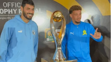 علي جبر وويليامز يلتقطان صورًا تذكارية مع الكأس الجديدة لدوري أبطال إفريقيا