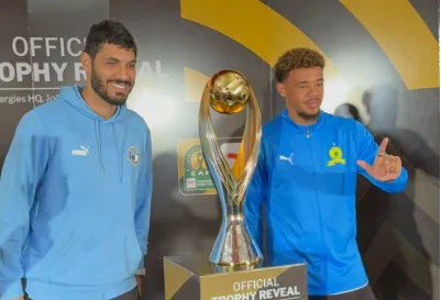 علي جبر وويليامز يلتقطان صورًا تذكارية مع الكأس الجديدة لدوري أبطال إفريقيا علي جبر وويليامز يلتقطان صورًا تذكارية مع الكأس الجديدة لدوري أبطال إفريقيا