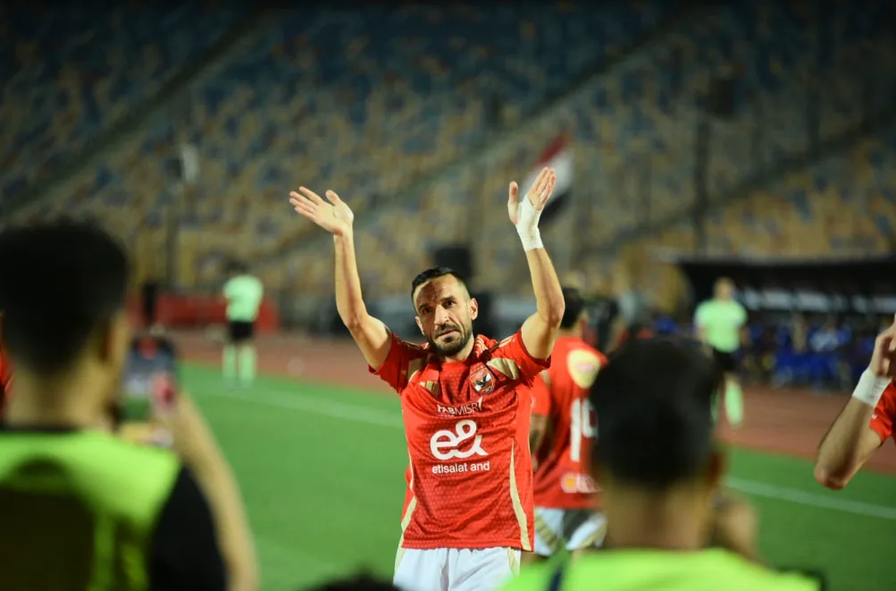 علي معلول يقوم بتجميع أغراضه من الأهلي، والخطيب يحاول إقناع اللاعب بالمشاركة في بطولة كأس العالم. علي معلول يقوم بتجميع أغراضه من الأهلي، والخطيب يحاول إقناع اللاعب بالمشاركة في بطولة كأس العالم.