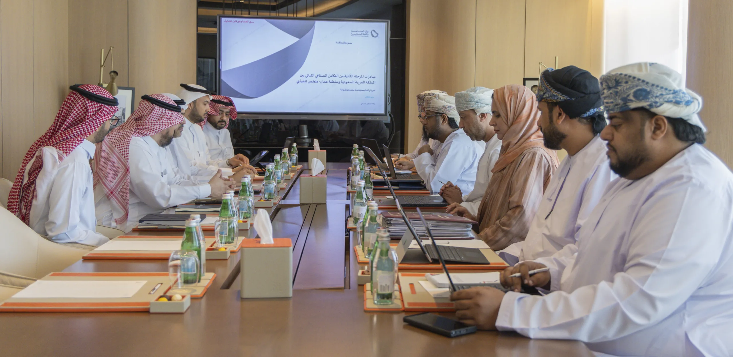 عمان والسعودية تتناقشان حول تعزيز التعاون في المجالات التجارية والاستثمارية عمان والسعودية تتناقشان حول تعزيز التعاون في المجالات التجارية والاستثمارية