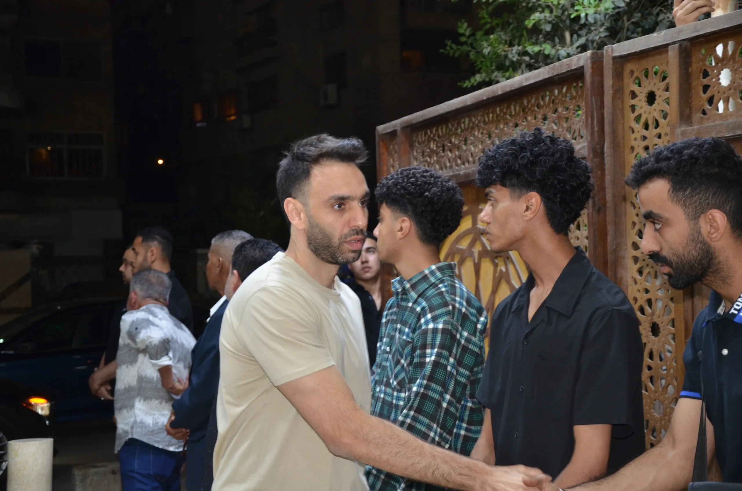 عمرو أديب وأشرف زكي في عزاء حماة المنتج محمد السبكي