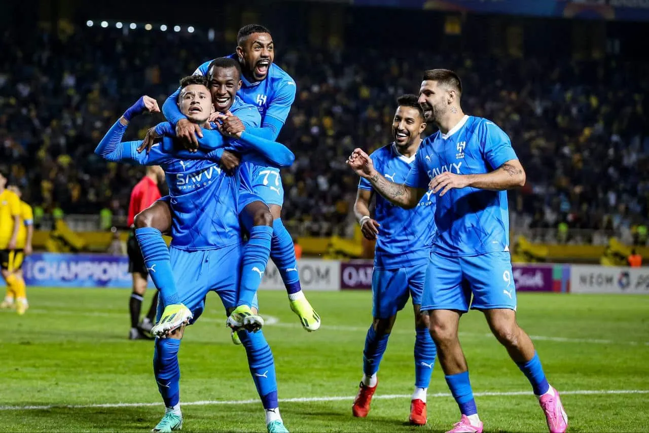 عملاق إنجلترا يهنئ الشلهوب بتدريب الهلال