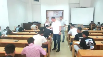 عميد كلية الآداب بكفر الشيخ يؤكد على أهمية الانضباط والمراقبة داخل اللجان