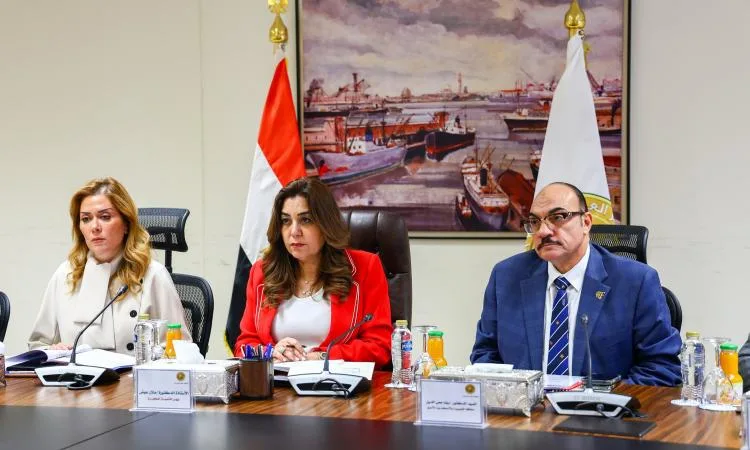 “عوض” ومديرة “المؤسسة الوطنية للتدريب” يتوليان رئاسة لجنة اختيار المناصب القيادية. “عوض” ومديرة “المؤسسة الوطنية للتدريب” يتوليان رئاسة لجنة اختيار المناصب القيادية.