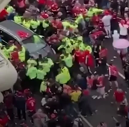 بريطانيا: السائق المشتبه به في حادث موكب ليفربول يمثل أمام الجلسة الاستماع الأولى له بريطانيا: السائق المشتبه به في حادث موكب ليفربول يمثل أمام الجلسة الاستماع الأولى له
