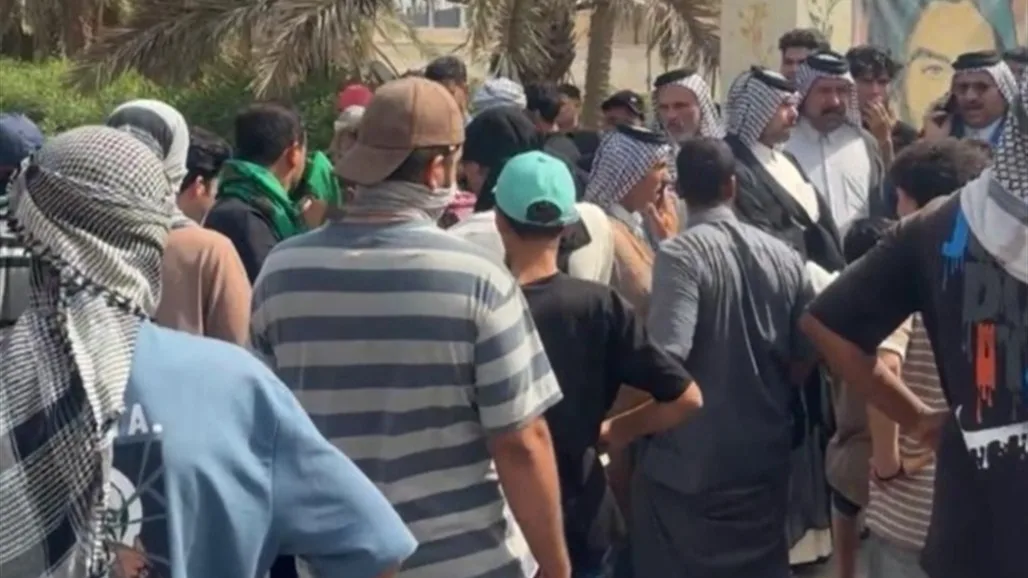 غضب متزايد: نقص الكهرباء والمياه يدفع سكان الشافعية للخروج إلى ساحات الاحتجاج. غضب متزايد: نقص الكهرباء والمياه يدفع سكان الشافعية للخروج إلى ساحات الاحتجاج.