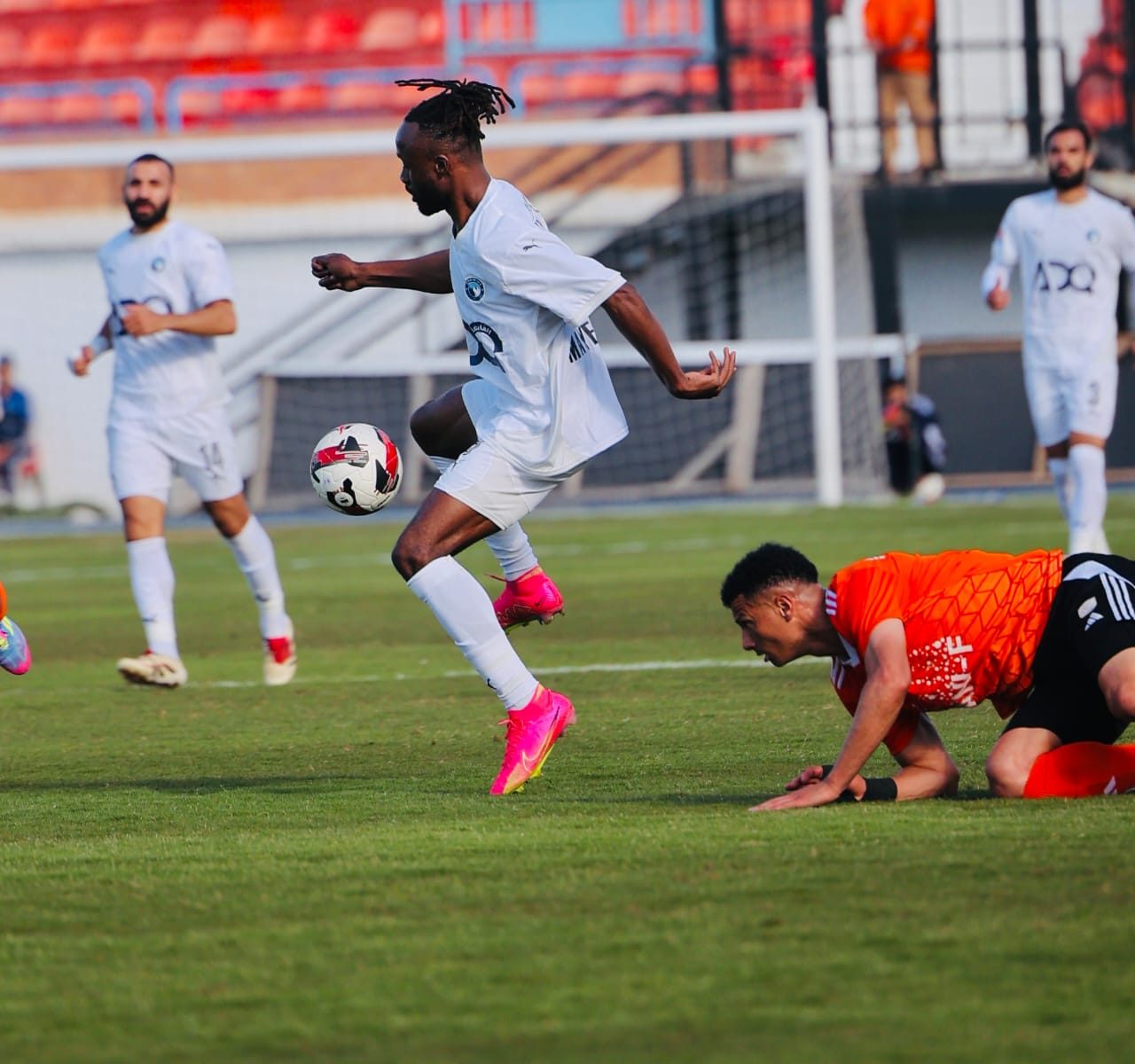فاركو يهزم بيراميدز 3-2 ويمنح الأهلي قبلة الحياة في الدوري الممتاز