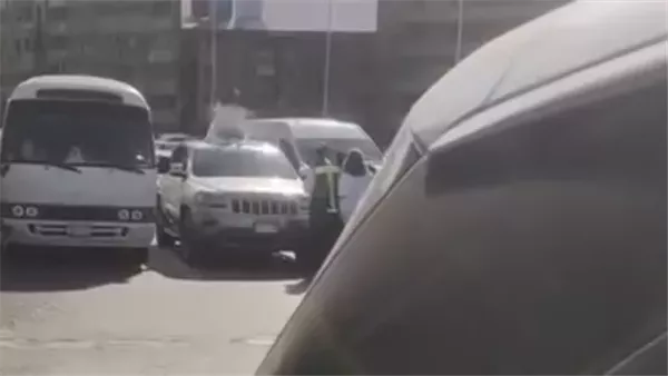 فتاة فوق كوبري أكتوبر تربك المرور وتتحول إلى تريند.. هل كان جنونا أم فنا؟