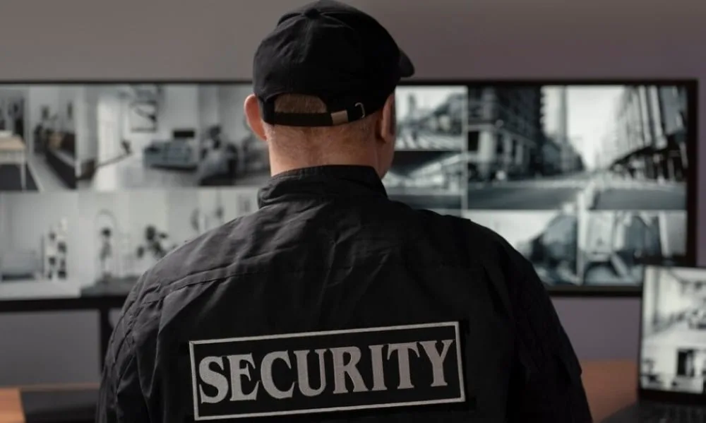 فرض تأمين الحراسة المدنية الأمنية الخاصة على مدار الساعة على بعض المنشآت التجارية. فرض تأمين الحراسة المدنية الأمنية الخاصة على مدار الساعة على بعض المنشآت التجارية.