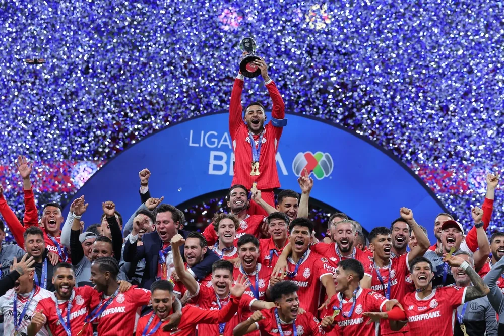 فريق تولكا يحقق لقب الدوري المكسيكي لكرة القدم فريق تولكا يحقق لقب الدوري المكسيكي لكرة القدم