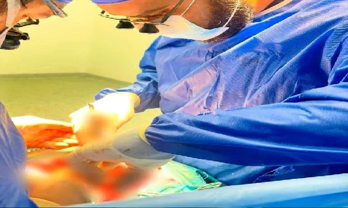 فريق طبي في مستشفى العجمي ينجح في إنقاذ مريض تعرض لطعنة حادة في الصدر فريق طبي في مستشفى العجمي ينجح في إنقاذ مريض تعرض لطعنة حادة في الصدر