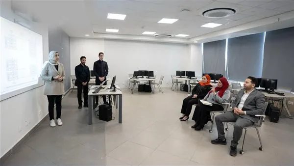 فريق مكون من ثلاثة طلاب يطور نظامًا إلكترونيًا لحجز المواقف العامة والخاصة ويحصل على منحة من إيتيدا. فريق مكون من ثلاثة طلاب يطور نظامًا إلكترونيًا لحجز المواقف العامة والخاصة ويحصل على منحة من إيتيدا.