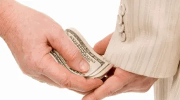 فضيحة رشوة انتخابية تسقط مرشحًا لرئاسة بلدية.. إليكم التفاصيل!