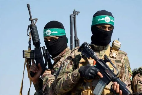 فضيحةٌ جديدةُ تهُزّ الكيان: “حماس” تغنُم أسلحةً إسرائيليّةً بعشرات ملايين الدولارات.. قدرات الحركة توسّعت عبر شبكةٍ معقدةٍ تمُرّ بثلاث دولٍ عربيّةٍ ليبيا والسودان ومصر وبمساعدةٍ إيرانيّةٍ