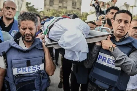 فظاعة الجريمة: الجيش الإسرائيلي يستهدف مستشفى “ناصر” الطبي بقصف متعمد ويقضي على الصحفي “حسن أصليح”.. (صور) فظاعة الجريمة: الجيش الإسرائيلي يستهدف مستشفى “ناصر” الطبي بقصف متعمد ويقضي على الصحفي “حسن أصليح”.. (صور)