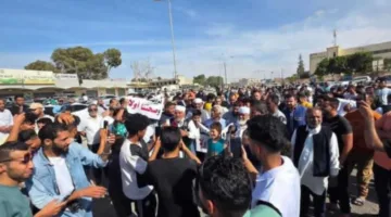 استقالات جماعية في حكومة الدبيبة واحتجاجات في طرابلس.. ما الذي يجري في ليبيا؟
