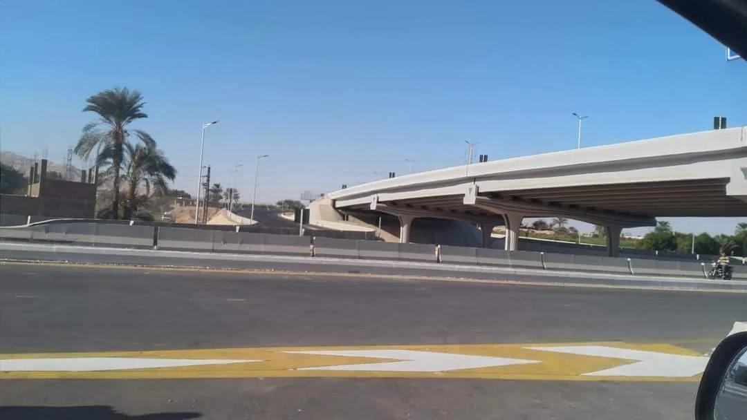 سباقات الموت في الأقصر: الشباب يحولون المحور الجديد إلى مضمار سباق خطير بلا رقابة سباقات الموت في الأقصر: الشباب يحولون المحور الجديد إلى مضمار سباق خطير بلا رقابة