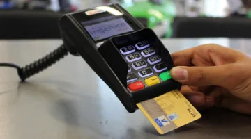 فقط 17% يلجؤون للدفع الرقمي: العوامل النفسية الاجتماعية وراء تفضيل المغاربة للدفع نقداً.