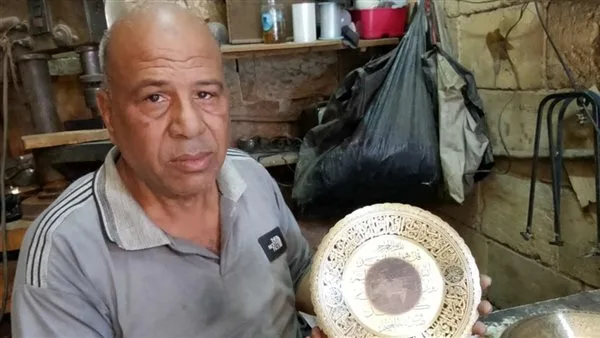 فن النحت على النحاس: عم سيف، 45 عاماً من خان الخليلي فن النحت على النحاس: عم سيف، 45 عاماً من خان الخليلي