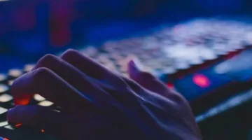 فنان معروف يتعرض لعملية احتيال بملايين الجنيهات.. إليكم التفاصيل