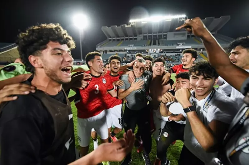 في أجواء مفعمة بالتفاؤل، وزير الشباب والرياضة يساند منتخب الشباب قبل مباراتهم مع المغرب.