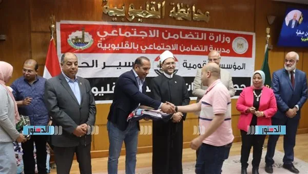 في أجواء مليئة بالفرح.. محافظ القليوبية يسلِم ملابس الإحرام للحجاج