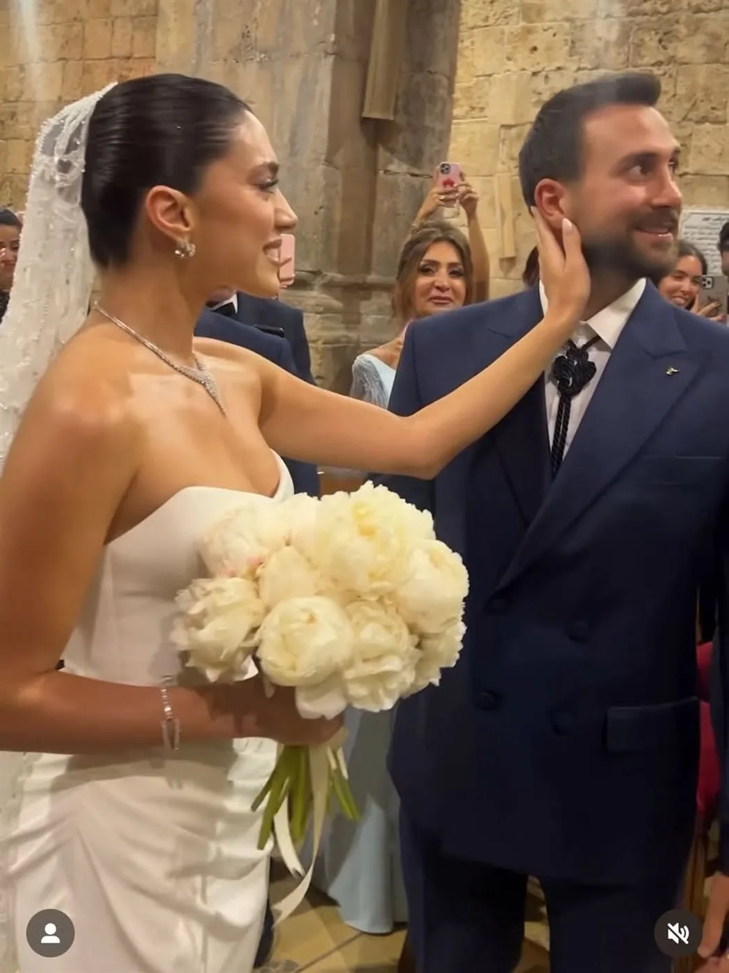 في أجواء من الفخامة، ستيفاني عطالله تأسر الأنظار بأول صور حفل زفافها. في أجواء من الفخامة، ستيفاني عطالله تأسر الأنظار بأول صور حفل زفافها.