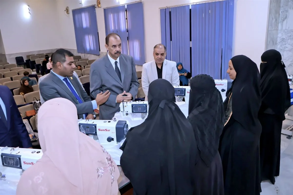 في أجواء من الفرح والتكبيرات.. محافظ سوهاج يوزع ماكينات خياطة على الأسر الأشد احتياجًا في المحافظة. في أجواء من الفرح والتكبيرات.. محافظ سوهاج يوزع ماكينات خياطة على الأسر الأشد احتياجًا في المحافظة.