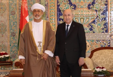 في أول زيارة من نوعها منذ أكثر من 52 عاما.. سلطان عُمان والرئيس الجزائري يترأسان توقيع مذكرات تفاهم لتعزيز التعاون الاستراتيجي (فيديوهات)