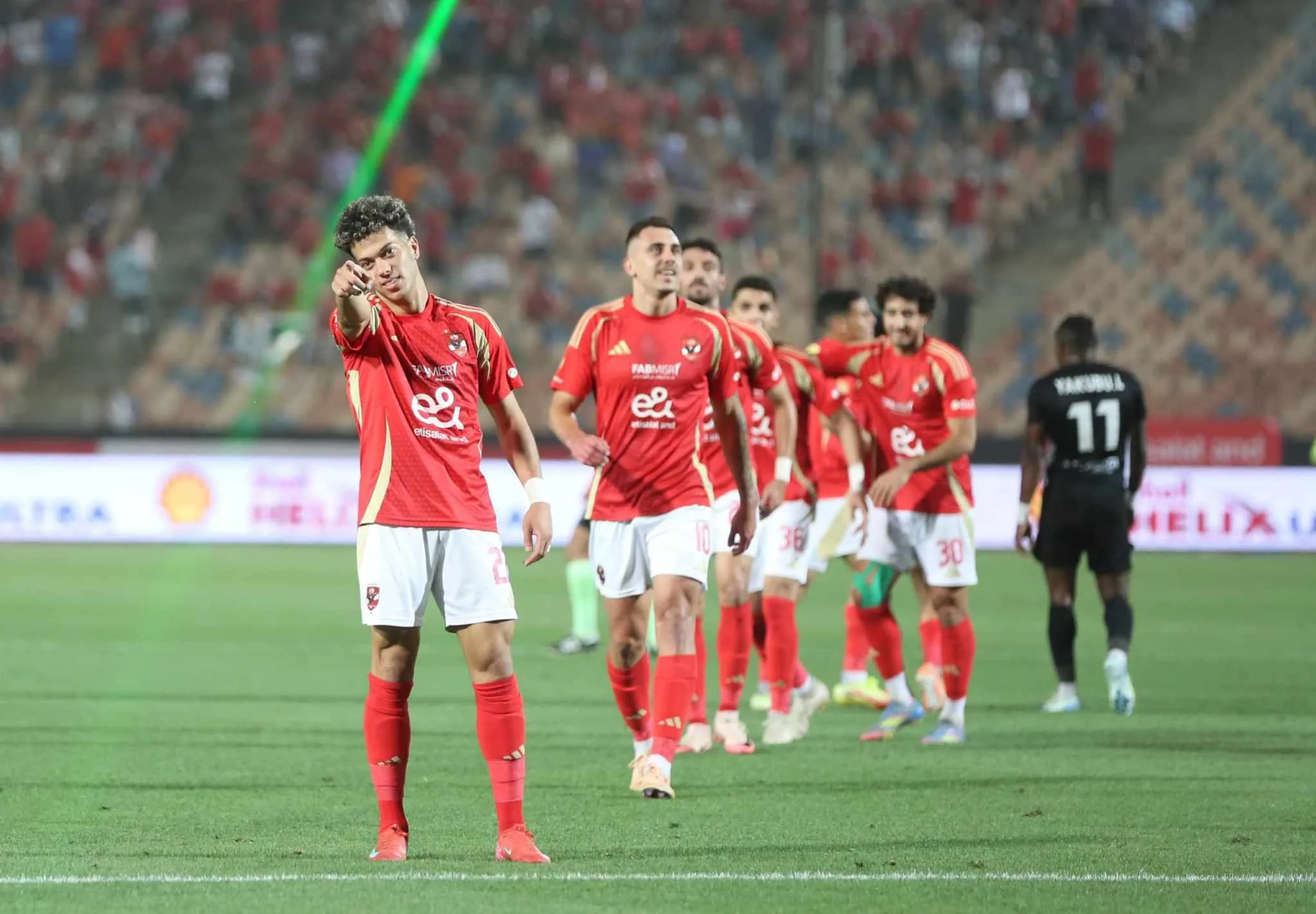 في اللحظات الأخيرة.. الأهلي يحقق انتصاراً مثيراً على البنك الأهلي بتسجيل وسام أبو علي لهدف الفوز. في اللحظات الأخيرة.. الأهلي يحقق انتصاراً مثيراً على البنك الأهلي بتسجيل وسام أبو علي لهدف الفوز.
