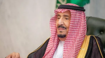 في حضور الملك، الأمراء يؤدون قسم الولاء بعد صدور الأوامر الملكية بتعيينهم في مناصبهم الجديدة.