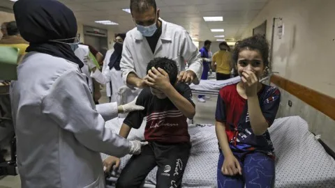 في خضم الإبادة.. المستشفيات الميدانية في غزة تعالج الجرحى برغم قلة الإمكانيات