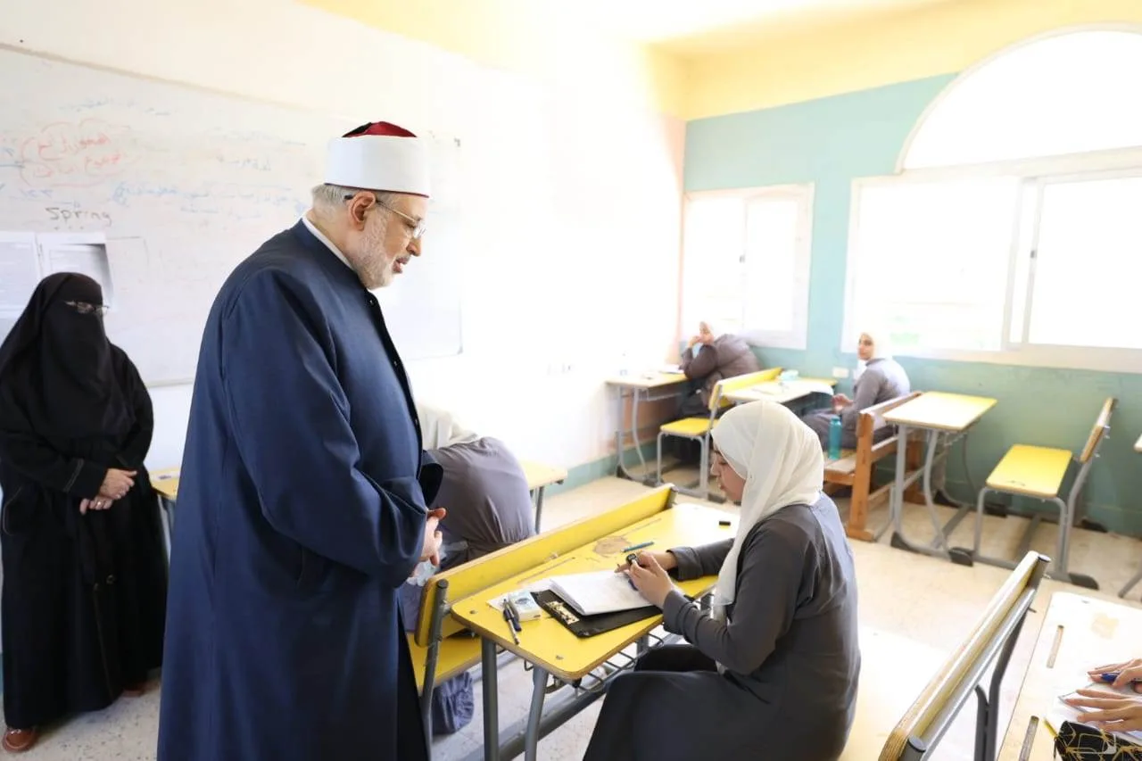 في زيارته الأولى للاطلاع على امتحانات الثانوية الأزهرية.. وكيل الأزهر يزور لجان مجمع الشروق النموذجي. في زيارته الأولى للاطلاع على امتحانات الثانوية الأزهرية.. وكيل الأزهر يزور لجان مجمع الشروق النموذجي.