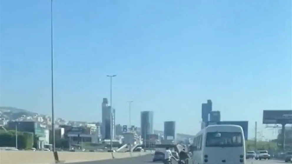 في ضبية.. حاول قتله على دراجة نارية! (فيديو)