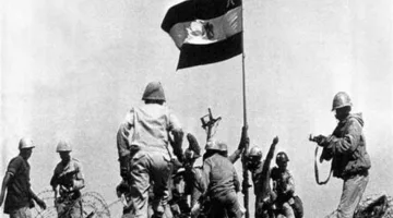 في عام 1979، إسرائيل تعيد مدينة العريش إلى مصر وفقًا لاتفاقية كامب ديفيد.