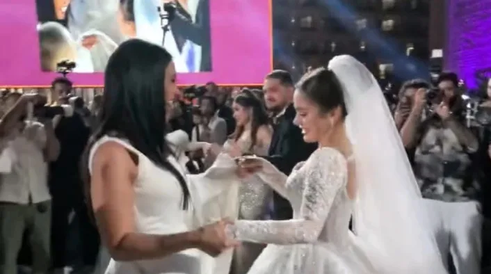 في لحظة مؤثرة.. بكاء رنا رئيس في حضن والدتها خلال حفل زفافها