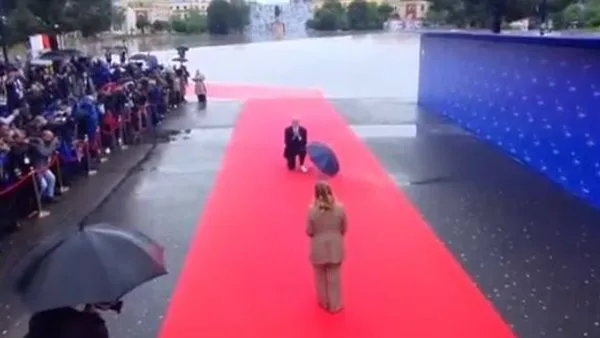 في لحظة مؤثرة، رئيس وزراء ألبانيا يجثو على ركبته أمام نظيرته الإيطالية تحت الأمطار. في لحظة مؤثرة، رئيس وزراء ألبانيا يجثو على ركبته أمام نظيرته الإيطالية تحت الأمطار.