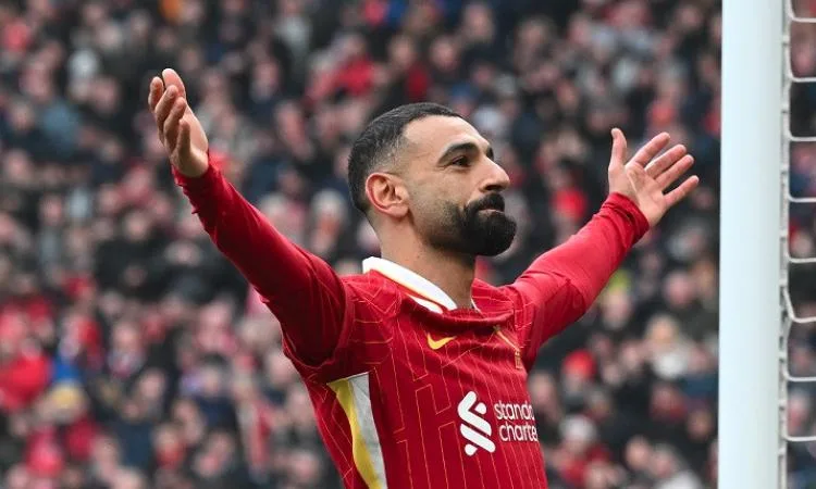 في مواجهة احتفالية مع كريستال بالاس، ليفربول يحصل على كأس الدوري الإنجليزي. في مواجهة احتفالية مع كريستال بالاس، ليفربول يحصل على كأس الدوري الإنجليزي.