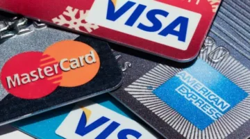 في موسم الحج: اكتشف قيود السحب والشراء خارج مصر باستخدام بطاقات 3 بنوك.