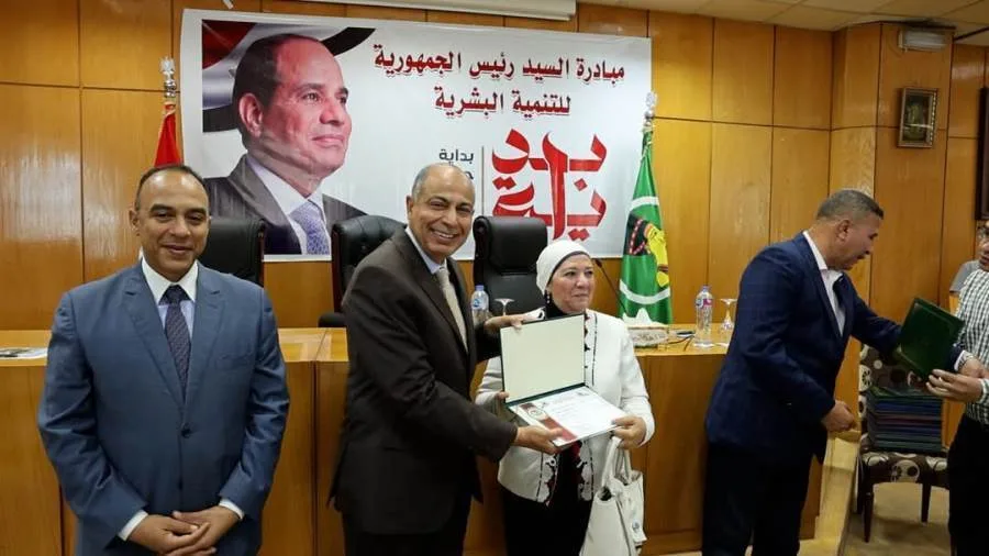 في يوم التقدير والامتنان.. محافظ المنيا يكرم مجموعة من الموظفين في يوم التقدير والامتنان.. محافظ المنيا يكرم مجموعة من الموظفين