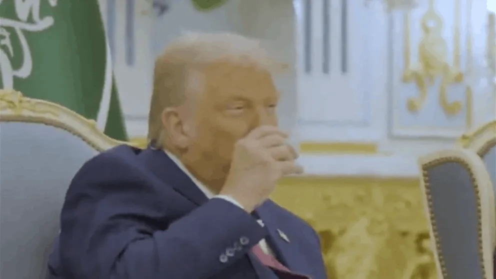 فيديو جديد: ترامب استهلك الفنجان بالكامل وطلب المزيد.