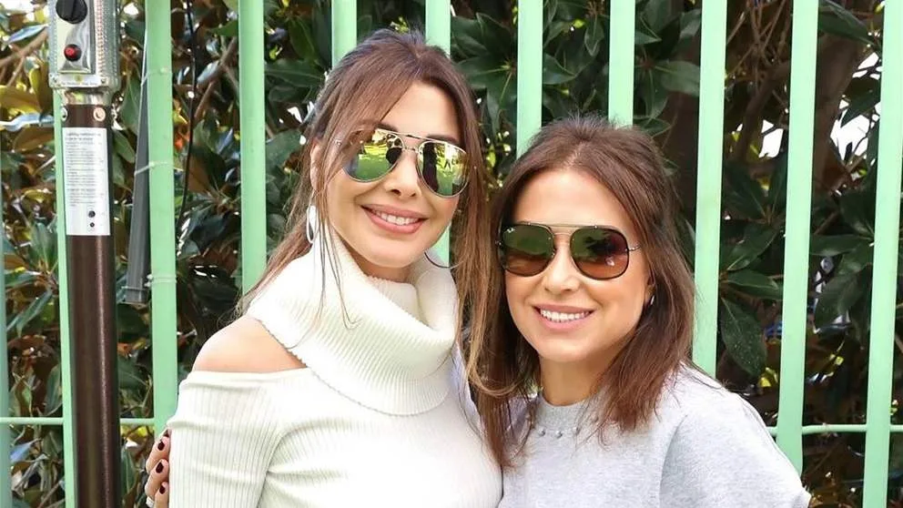 فيديو عفوي لناسي عجرم مع والدتها يحقق الرواج.. جلست في حضنها كأنها طفلة فيديو عفوي لناسي عجرم مع والدتها يحقق الرواج.. جلست في حضنها كأنها طفلة