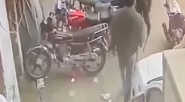 فيديو لشخص يهاجم شاباً بسلاح أبيض يثير جدلاً واسعاً.. والأمن يحقق في الحادثة